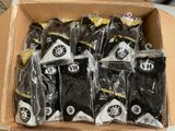 six paquets de café dans une boîte en carton posée sur une table