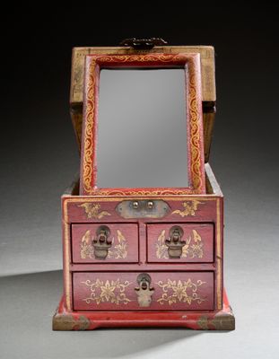 une petite boîte en bois surmontée d'un miroir