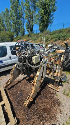 un tracteur qui est garé dans la terre à côté d'un camion