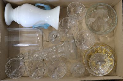 une boîte contenant de nombreux verres et tasses vides