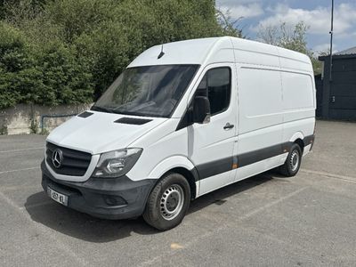 une camionnette blanche garée dans un parking
