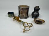 une paire de ciseaux et une tasse posés sur une table
