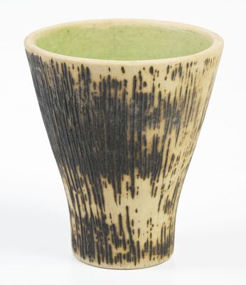 un gros plan d'une tasse ornée d'un motif en noir et blanc