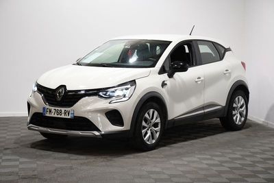 une voiture blanche garée dans une pièce au sol en damier