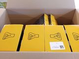 une boîte en carton remplie de boîtes jaunes sur lesquelles est collé un autocollant