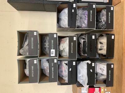 de nombreuses boîtes de chaussures posées sur une étagère dans une pièce