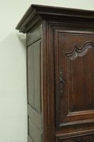 Homme debout en bois naturel à panneaux moulurés, ouvrant à … (photo 2)