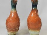 deux oiseaux en céramique placés l'un à côté de l'autre