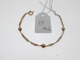 gros plan d'un bracelet portant une étiquette de prix