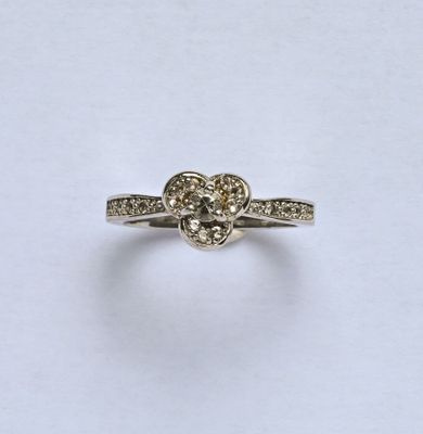 Bague en argent (925/oo) lisse centré d'un motif de fleur se…