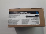 une boîte sur laquelle est apposée une étiquette portant la mention « Toshiba »