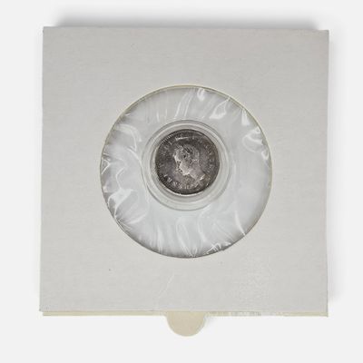 une image représentant une pièce d'argent dans une boîte blanche