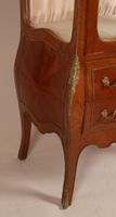 Vitrine ouvrant par une porte, de forme galbée toutes faces,… (photo 4)