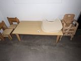plusieurs chaises en bois et une table dans une pièce dotée d'une fenêtre