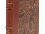 un vieux livre avec une couverture en cuir marron et deux reliures en cuir marron