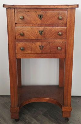une table en bois avec des tiroirs et une étagère posée dessus