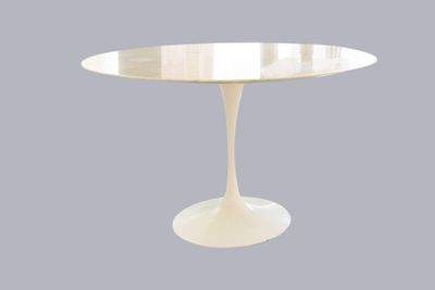 une table blanche avec un plateau en verre sur fond gris