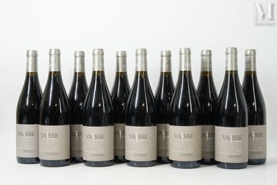 six bouteilles de vin alignées sur une table