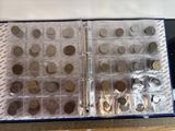 beaucoup de pièces de monnaie dans une boîte sur la table