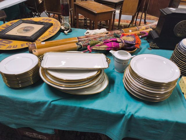 Partie de services en porcelaine de Limoges à décor de filets dor...