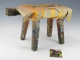 un petit tabouret en bois fabriqué à partir de bâtonnets de bois
