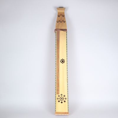 une règle en bois ornée d'un motif floral
