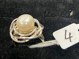 une photo d'une bague ornée d'une perle
