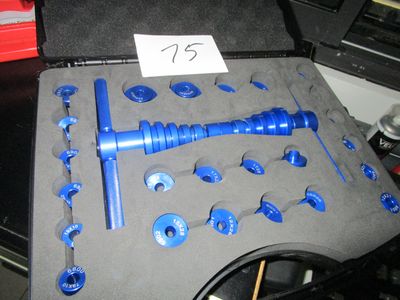 un outil bleu dans un étui posé sur une table