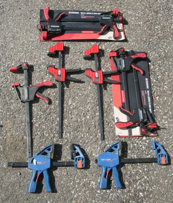 de nombreux outils posés sur le sol