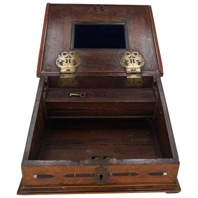 une vieille boîte en bois contenant un miroir, sur fond blanc