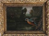 une peinture à l'huile représentant un martin-pêcheur en plein vol au-dessus d'une rivière