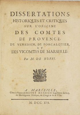 un vieux livre écrit posé sur une table