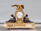 une horloge posée sur une table