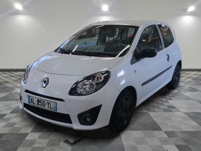 la photo d'une petite voiture blanche garée dans un garage