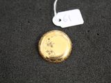 une image représentant une pièce d'or sur laquelle figure une étiquette de prix