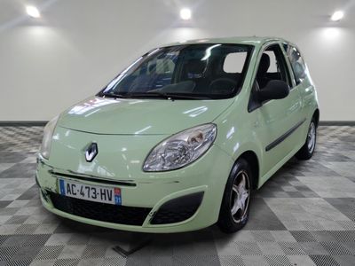 la photo d'une voiture verte garée dans un garage