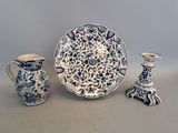 trois pièces de poterie bleue et blanche posées sur une table