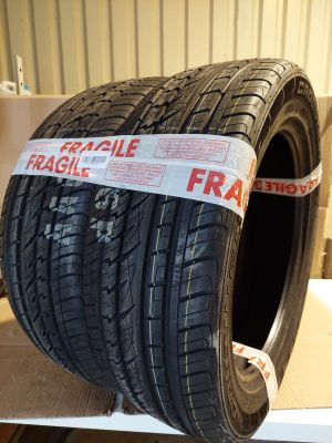 un gros plan d'un pneu posé sur une étagère, entouré d'un ruban adhésif