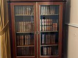 une bibliothèque remplie de livres, placée dans un coin de la pièce