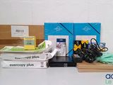 de nombreuses boîtes contenant du matériel électronique posées sur une table