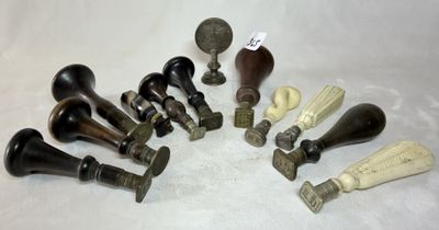 de nombreux types différents de boutons et de poignées sur la table