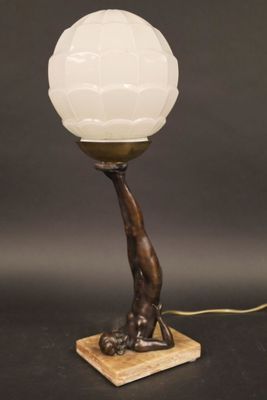une lampe posée sur un socle en bois