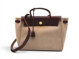 un sac marron et beige muni d'une poignée marron