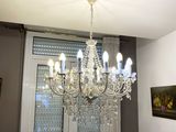 un lustre suspendu au plafond d'une salle à manger