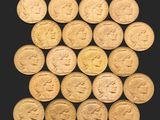 un ensemble de pièces d'or sur lesquelles figurent des portraits d'hommes et de femmes