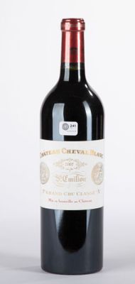 une bouteille de vin posée sur une table