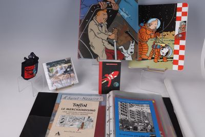 une collection de livres et d'autres objets posés sur une table