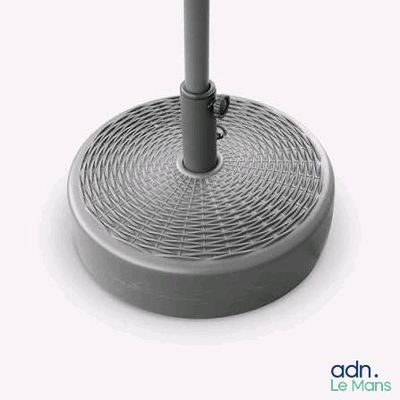 un parapluie gris posé sur une table