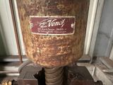 une machine très ancienne qui traîne par terre