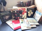 de nombreux livres posés sur une table